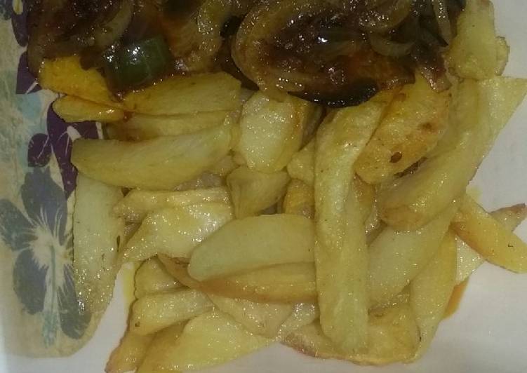 Soyayyen dankalin turawa (chips) &amp; onion sauce