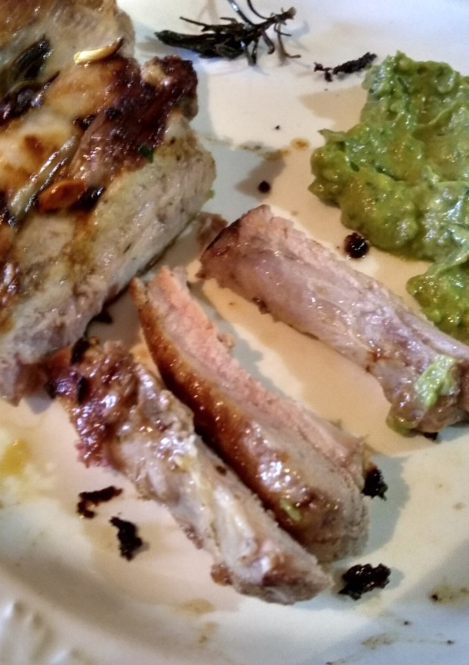 Una foto de Ribs de cerdo con crema de palta