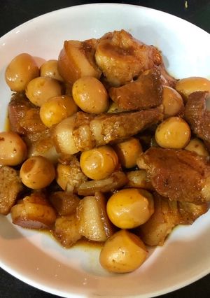 Hình của món Thịt ba chỉ-trứng cút kho tàu.