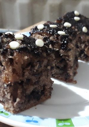 A picture of Chocolate dry fruit spongcake.