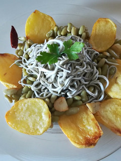 Una foto de Gulas con verdinas y patatas