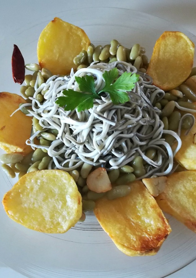 Una foto de Gulas con verdinas y patatas