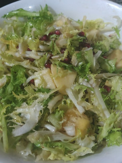 Una foto de Escarola con granada y frutas