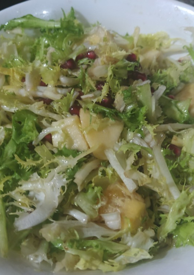 Una foto de Escarola con granada y frutas