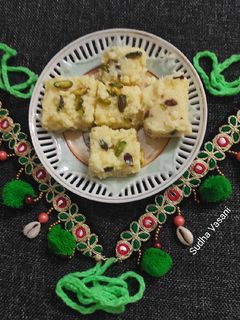 પનીર મખાના બરફી (Paneer Lotus nuts Barfi Recipe In Gujarati) રેસીપી મુખ્ય ફોટો