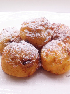 Foto di Big frittelle di semolino e uvetta morbide