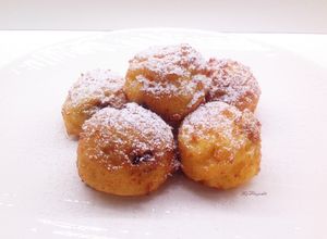 Foto di Big frittelle di semolino e uvetta morbide