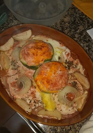 Una foto de Calabacín relleno de arroz con pechugas de pollo