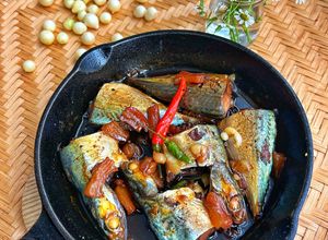 Hình của món Cá Bạc Má Kho Hành Tăm.