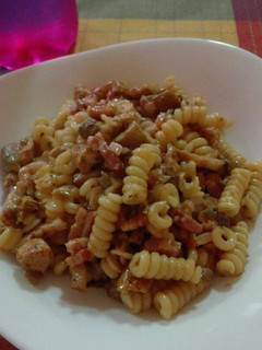 Una foto de Pasta con pollo y bacon
