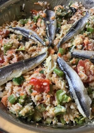 Une photo de Salade de riz épicée aux légumes et anchois sauce crème