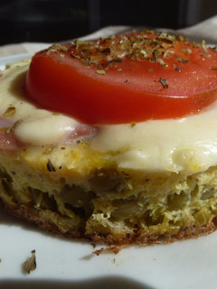 Una foto de Colchón de arvejas con jamón, queso y tomate