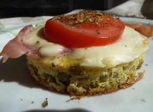 Una foto de Colchón de arvejas con jamón, queso y tomate