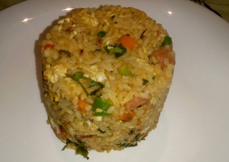 Spicy vegetable rice with egg and sausage