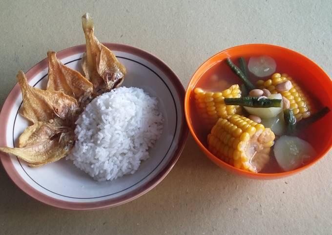 Nasi sayur asam manis ikan asin goreng