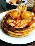 Hotcakes o panqueques con harina de quinua y frutos amarillos