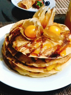Una foto de Hotcakes o panqueques con harina de quinua y frutos amarillos