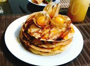 Una foto de Hotcakes o panqueques con harina de quinua y frutos amarillos