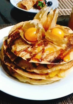 Una foto de Hotcakes o panqueques con harina de quinua y frutos amarillos