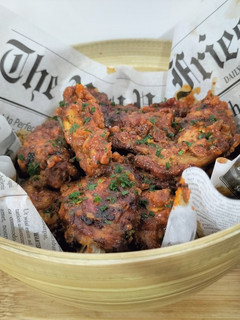Una foto de Alitas de pollo y salsas con sabor Cookpad
