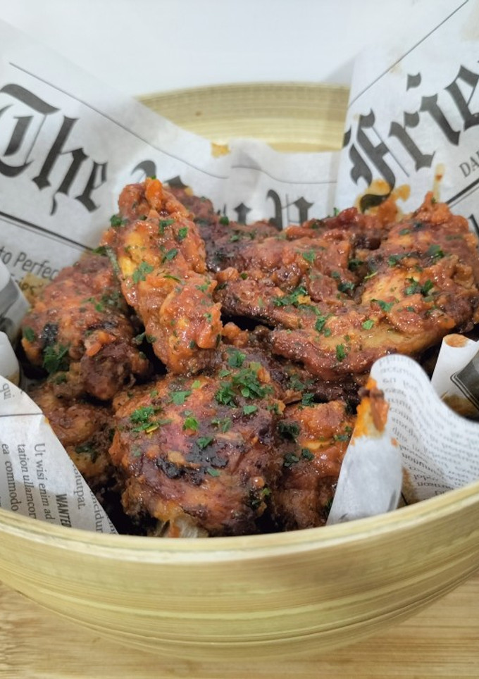 Una foto de Alitas de pollo y salsas con sabor Cookpad
