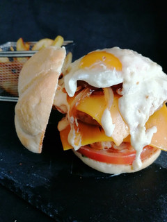 Una foto de Hamburguesa de pollo y queso