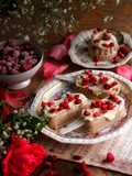 Hausgemachtes salziges Karamell-Eis mit leckeren Toppings