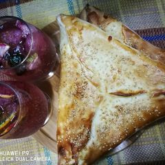 A picture of Cheese Fatayer with strawberries mocktail.