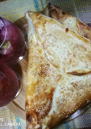 A picture of Cheese Fatayer with strawberries mocktail.