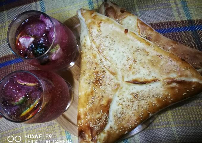 Cheese Fatayer with strawberries mocktail