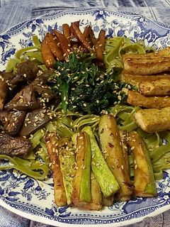 Una foto de Nidos vegetales, verduras y tofu estilo bibimpad