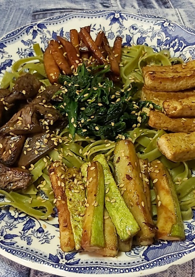 Una foto de Nidos vegetales, verduras y tofu estilo bibimpad