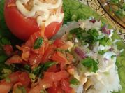 Una foto de tomates rellenos con arroz y morrones
