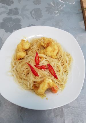 Óriás garnéla curry szószban üvegtésztával recept fotója