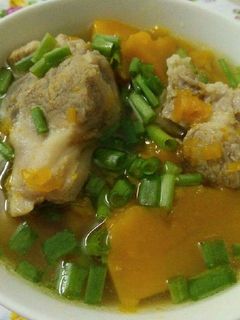 Hình của món Canh xương hầm bí đỏ.