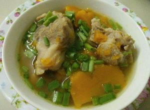 Hình của món Canh xương hầm bí đỏ.