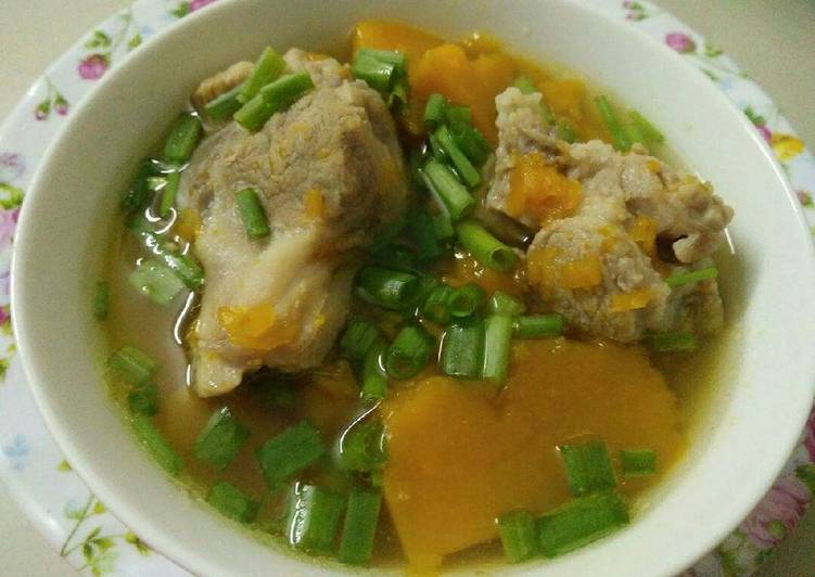 Canh xương hầm bí đỏ