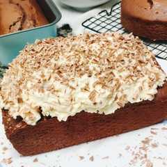 Una foto de Plum cake de chocolate con cobertura de queso