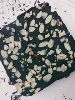 चॉकलेट आलमंड फज (chocolate almond fudge recipe in Hindi) रेसिपी मुख्य फोटो