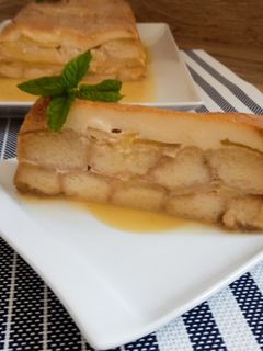 Una foto de Pudin de manzana y bizcochos