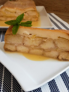 Una foto de Pudin de manzana y bizcochos