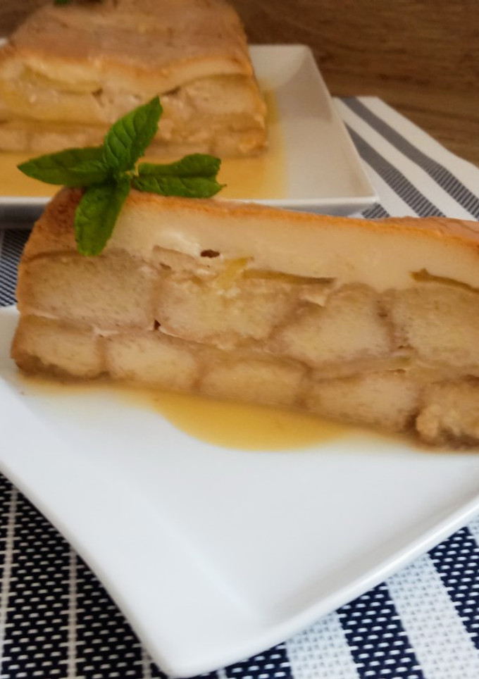 Una foto de Pudin de manzana y bizcochos