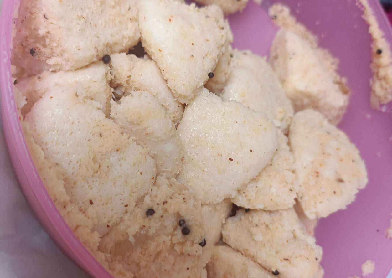 Idli with coconut chutney