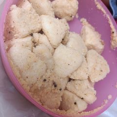 A picture of Idli with coconut chutney.
