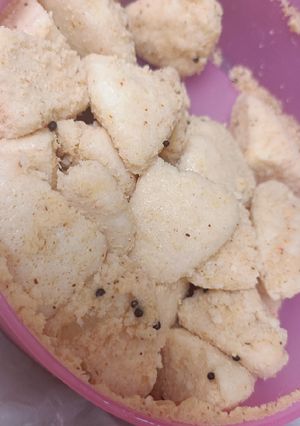 A picture of Idli with coconut chutney.