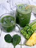 Zumo energético de piña, apio, limón y brotes de espinacas