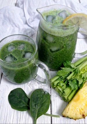 Una foto de Zumo energético de piña, apio, limón y brotes de espinacas