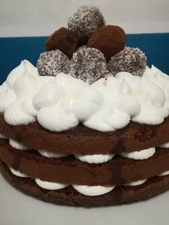 Foto di Naked cake con praline al cocco