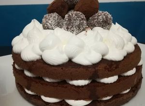Foto di Naked cake con praline al cocco