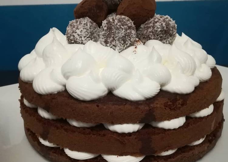 Naked cake decorata con praline al cocco